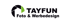 Logo von Tayfun Foto & Werbedesign mit einem stilisierten Kamera-Blenden-Symbol und grünem Akzent auf schwarzem Grund.