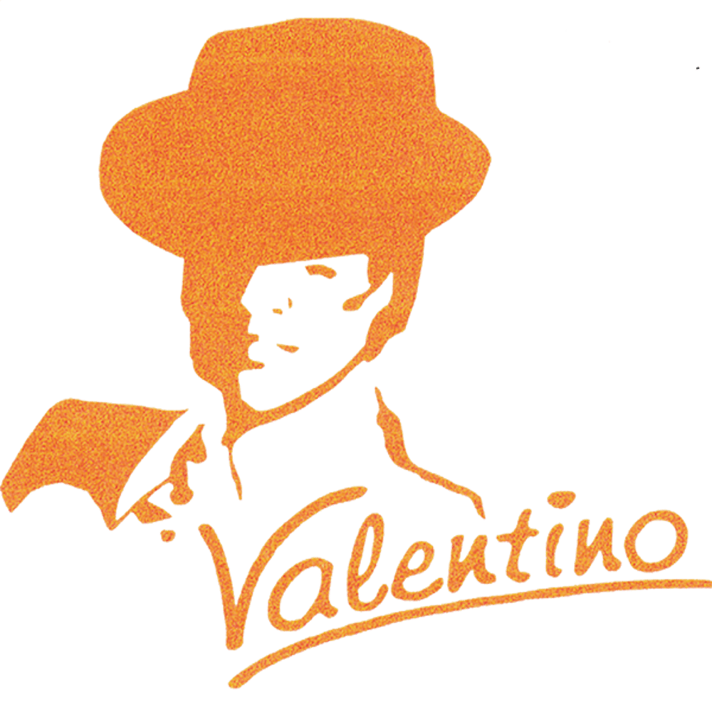 Gelbe Silhouette eines Mannes mit Hut und Sakko auf rotem Hintergrund, darunter der Schriftzug "Valentino".