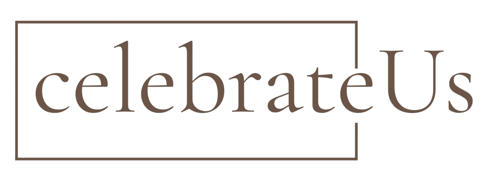 Brauner Text „celebrateUs“ in einem braunen Rechteck auf dunkelgrünem Hintergrund.