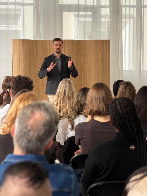 Model Manager Johann Steinwand hält eine Rede vor Models