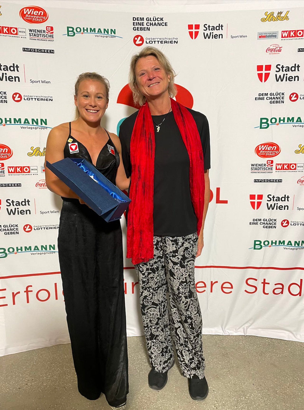Julia Mayer mit ihrer Auszeichnung bei der Wiener Sportlerwahl 2022