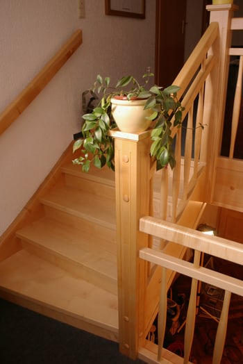 Helle Holztreppe mit Geländer