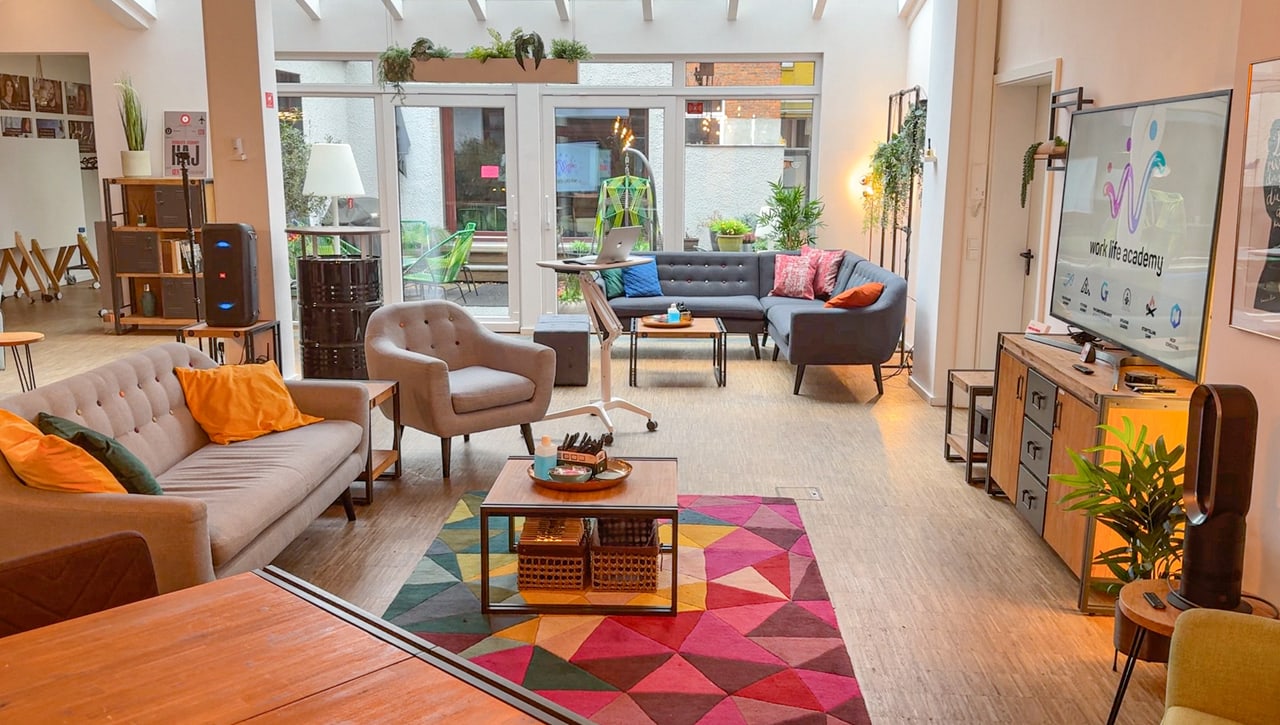 Loftbereich der Heldraumstation mit Lounge-Sitzgruppen und Arbeitsplätzen