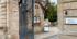 Blick durch ein schmiedeeisernes Tor auf ein Gebäude aus Feldsteinen mit der Aufschrift „Kloster Steinfeld“.
