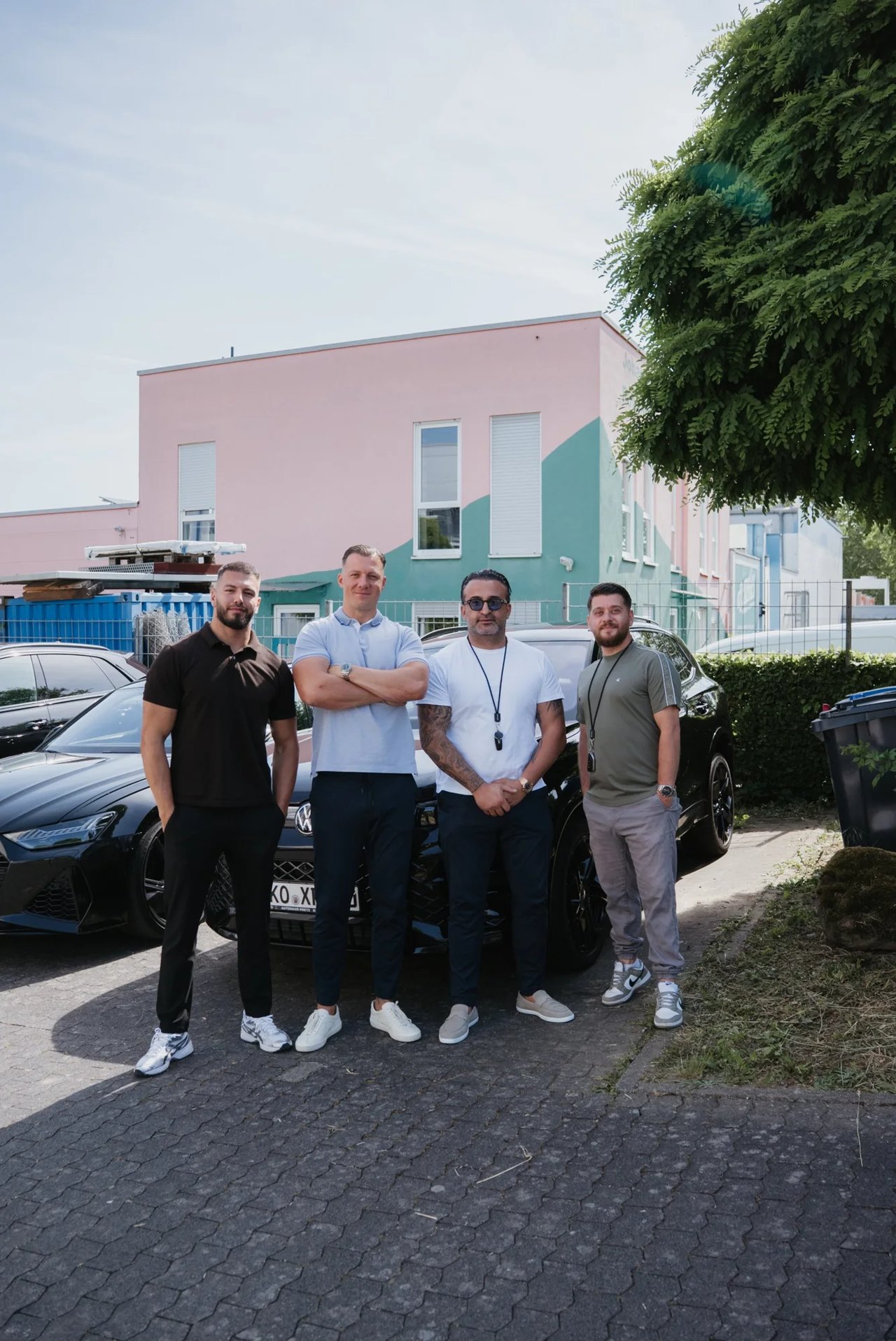 Team von Panda Promotion vor den Firmenwagen in Koblenz
