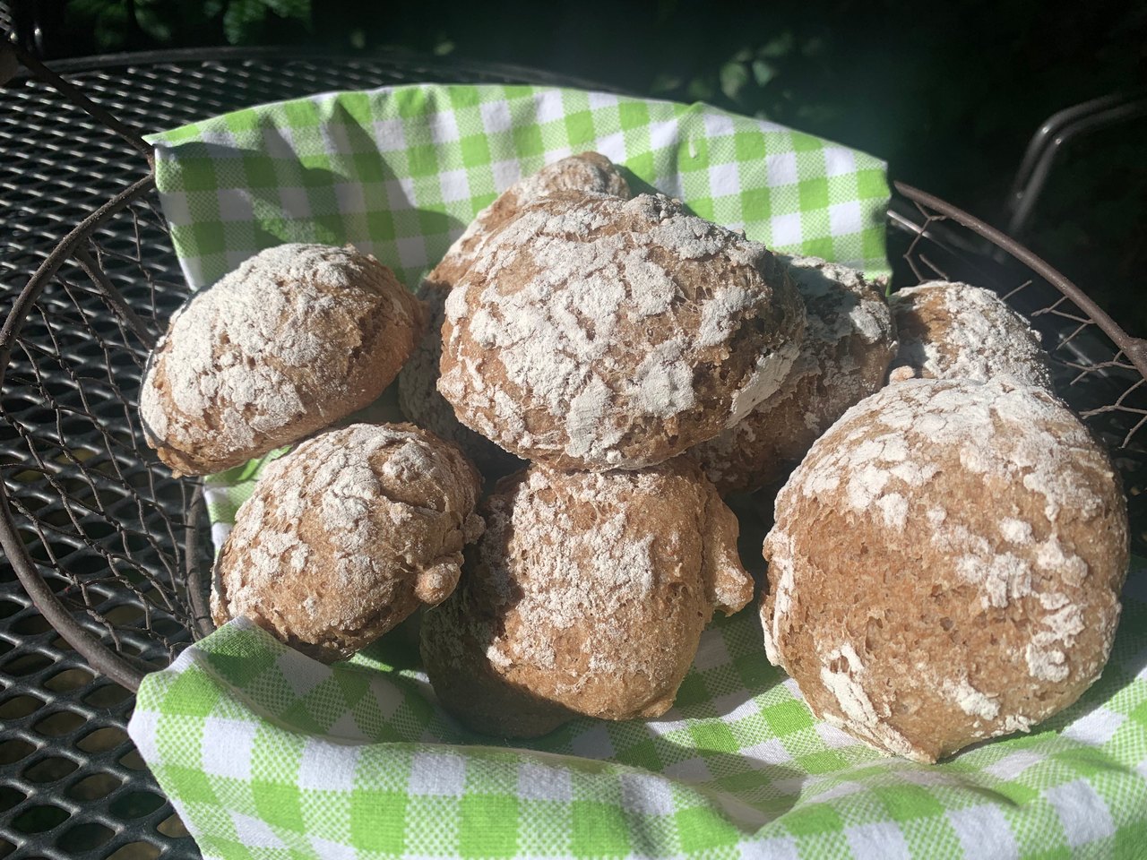 Vollkorn-Bürli: Mein Lieblings-Brötchenrezept