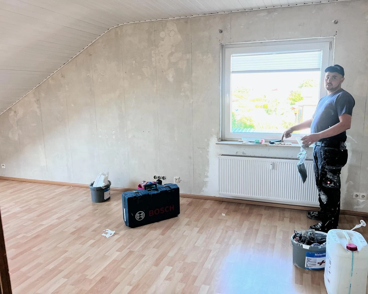 Altes Bad im Rückbau, Fliesen und Wanne kommen heraus