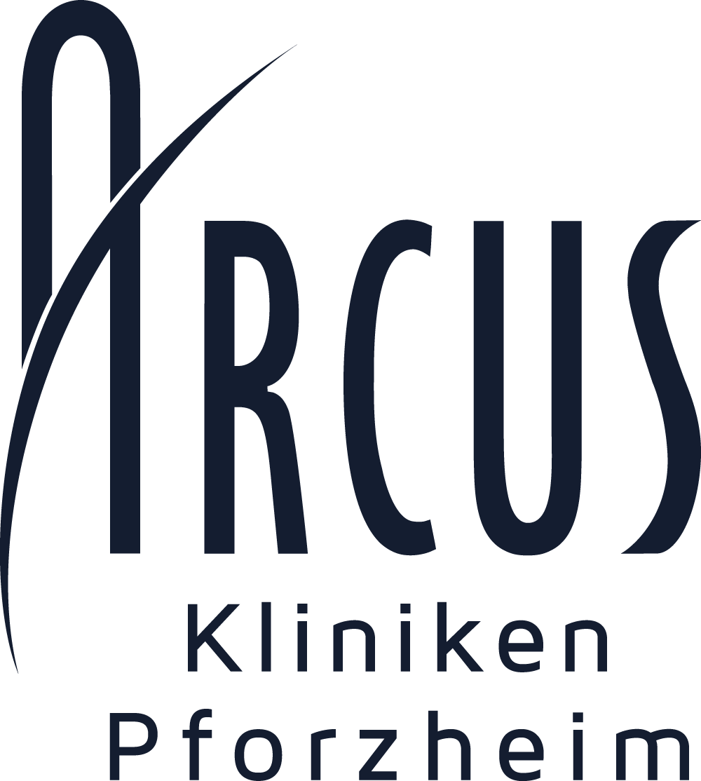 Dunkelblaues Arcus Kliniken Pforzheim Logo auf dunkelgrünem Hintergrund.