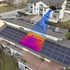 Drohne fliegt über ein Haus mit Solarmodulen; Wärmebild zeigt Hotspots auf einigen Modulen.