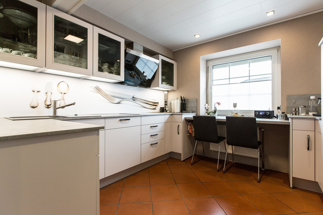 Nobilia Küche in Seidengrau mit Sitzplatz am Fenster – Region Wolfsburg