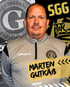 Mann mit Uhlsport-Pullover, Name Marten Gutkaeß, Trainer, SGG Logo im Hintergrund.