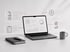 Ein Laptop mit Dashboard-Grafiken, umgeben von schwebenden Symbolen für Kontakte, Checklisten, Zielgruppen und Statistiken.