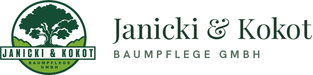 Logo der Janicki & Kokot Baumpflege GmbH mit einem grünen Baum-Symbol auf schwarzem Hintergrund.