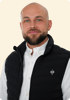 Porträtfoto von Geschäftsführer Tobias Müller im Anzug
