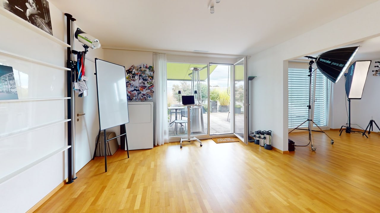 Fotostudio Uster an der Brandstrasse: heller Raum mit Tageslicht, Blitzanlage und Terrasse