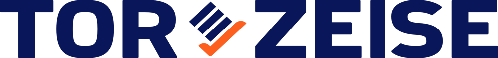 Dunkelblauer Schriftzug TOR ZEISER mit einem orangefarbenen Häkchen-Symbol in der Mitte.