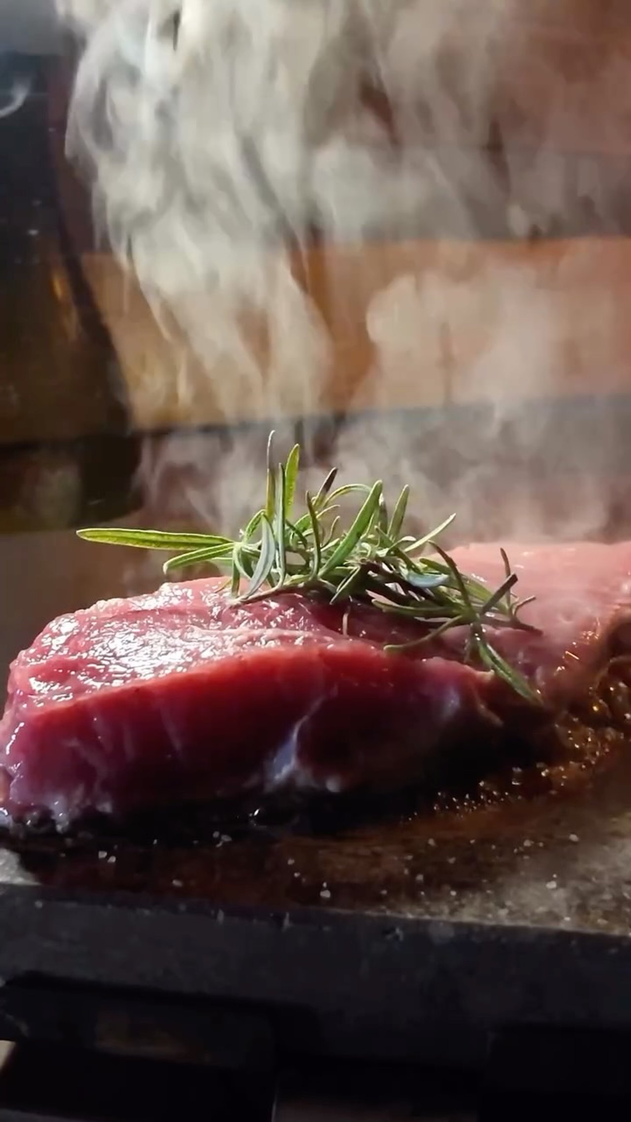 Steak auf dem heißen Stein in der Küferschänke von Weingut Zipse