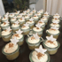 Zahlreiche kleine Gläser mit geschichteten Desserts, Sahne, Zimt und Sternenplätzchen.