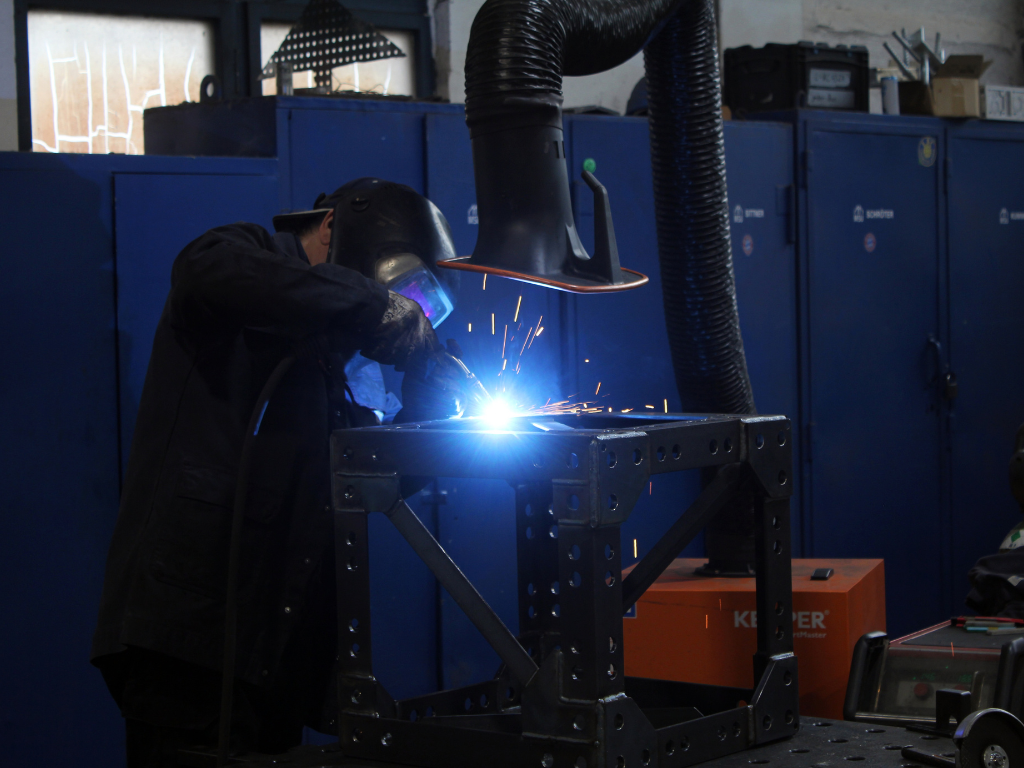 Kollege beim Schweißen mit Lorch-Technik