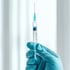 Recovery Lounge Regensburg - Heilpraktiker bereitet Vitamin Infusion mit steriler Spritze vor.