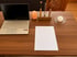 Ein Laptop, eine Salzkristalllampe, Stimmgabeln und ein Diagramm auf einem Holztisch.