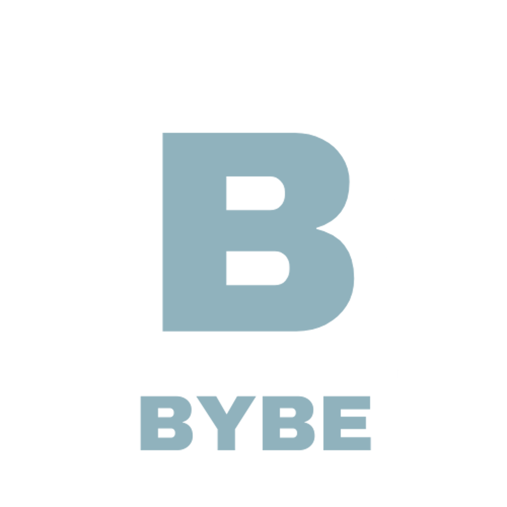 Graues B-Logo in einem weißen Quadratrahmen, darunter der Text "BYBE" auf dunkelgrünem Hintergrund.