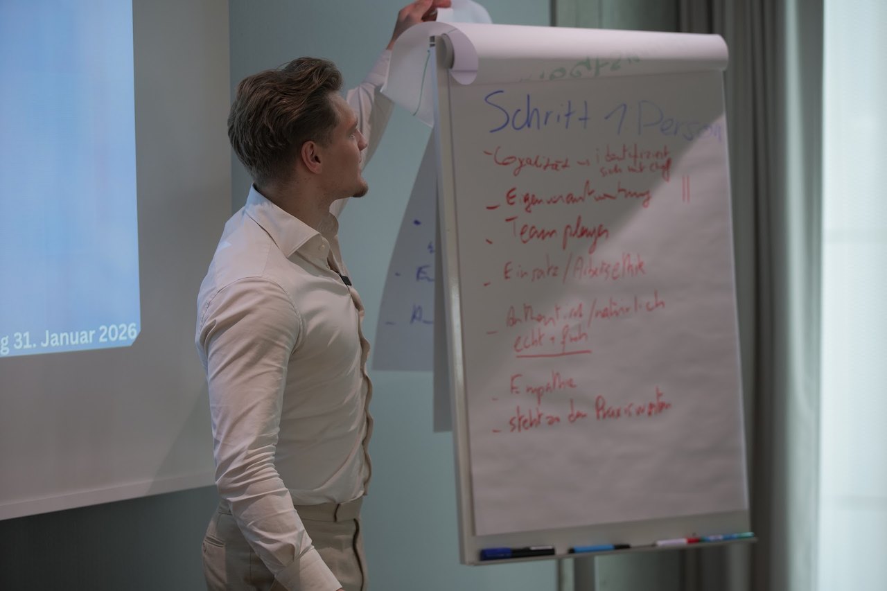 Mads Janssen erklärt den verdeckten Arbeitsmarkt am Flipchart
