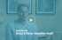 Ein Mann im Anzug, Maximilian Wolf, Bricks & Mortar Immobilien GmbH, mit Play-Button.