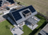 Photovoltaikanlage auf einem Einfamilienhaus, Drohnenaufnahme