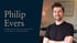 Philip Evers, Inhaber der Praxis Innate Chiro in Münster, lächelt mit verschränkten Armen vor Therapieraum.