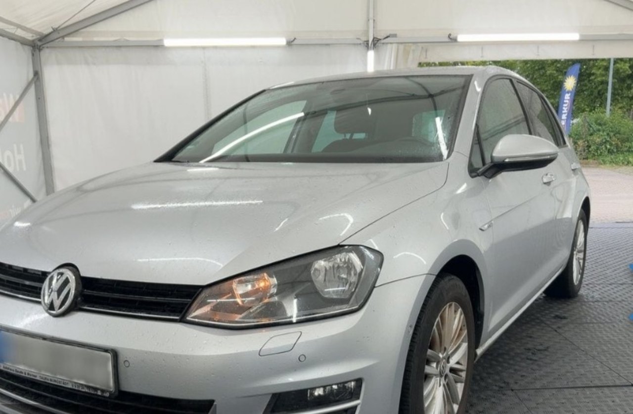 Silberner VW Golf