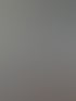 Weißes Fujitsu Klimagerät hängt an einer weißen Wand.