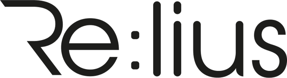 Re:lius Logo in schwarzer Schrift auf dunkelgrünem Hintergrund.