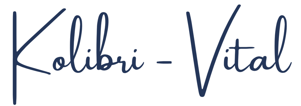 Dunkelblauer Text "Kolibri-Vital" in kursiver Schrift auf dunkelgrünem Hintergrund.