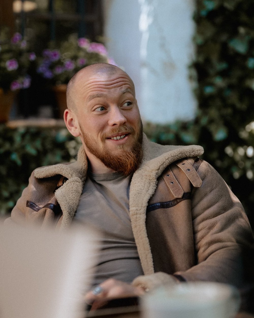 Mann in Schaffelljacke