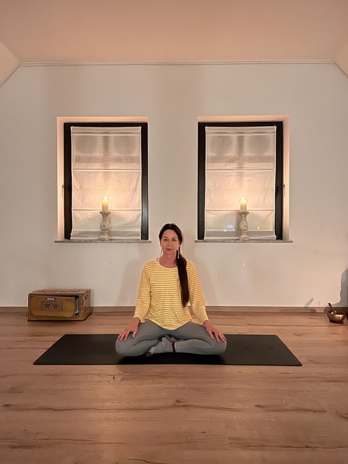 Meditation bei Kerzenlicht