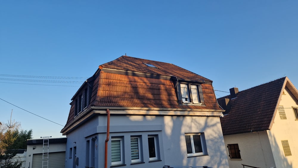 Dach vor der Modernisierung – Wohnhaus
