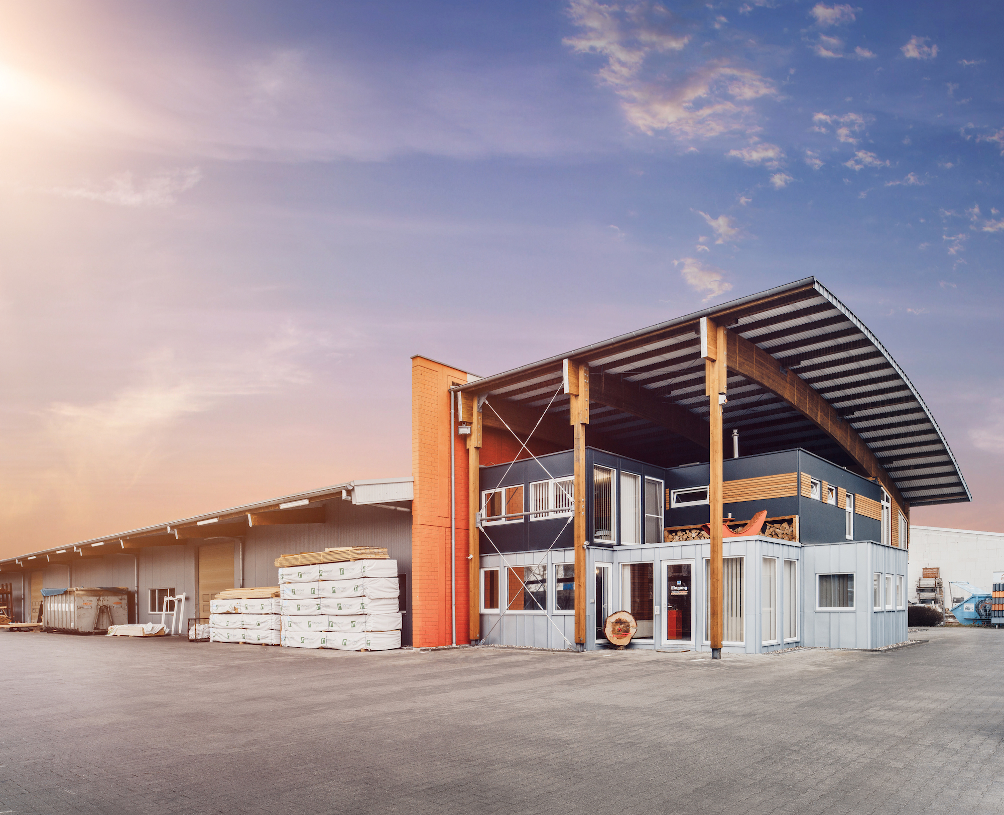 Betriebsgebäude von Holzbau Stocksiefen in der Abenddämmerung
