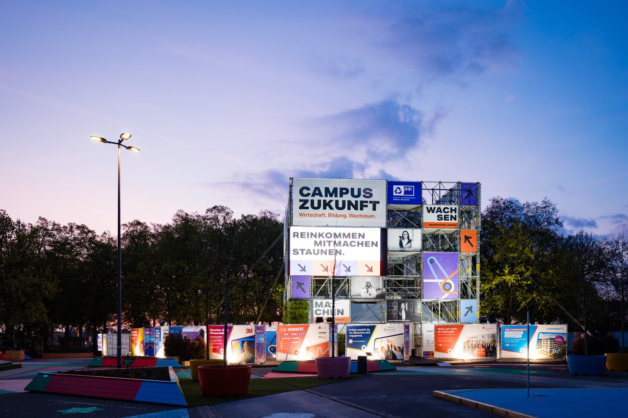 Campus Zukunft · Landesgartenschau 2026, Neuss – Nachtansicht des XXL-Messestands