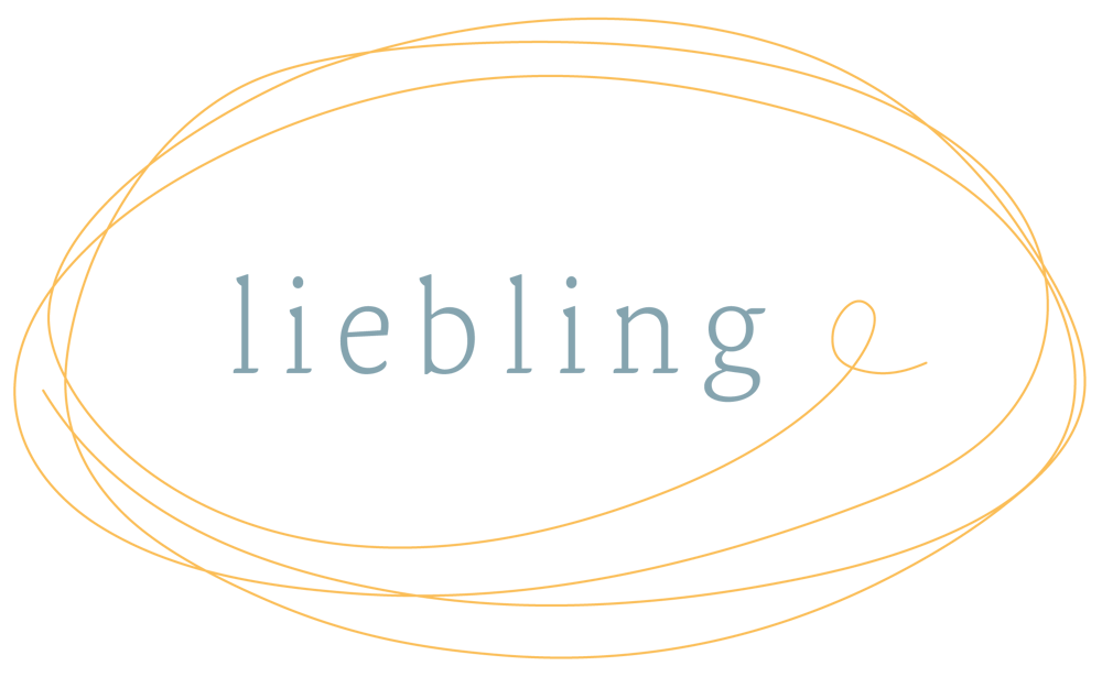 Liebling-Logo: "lieblinge" in blaugrauer Schrift mit einem orangefarbenen, gekritzelten Oval.