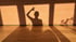 Moderner Yoga-Raum mit Holzfußboden, Yogamatten, Meditationskissen, Bolstern und einer terracottafarbenen Akzentwand.