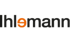 Schwarzer "Ihlemann"-Schriftzug mit orangefarbenem "e" auf dunkelgrünem Hintergrund.
