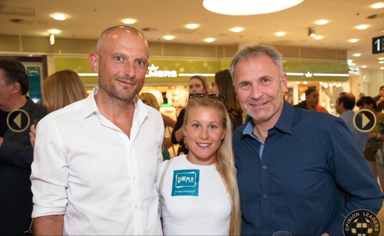 Julia Mayer mit Gästen beim Soft-Opening von Hair Trader by ROMA Friseurbedarf