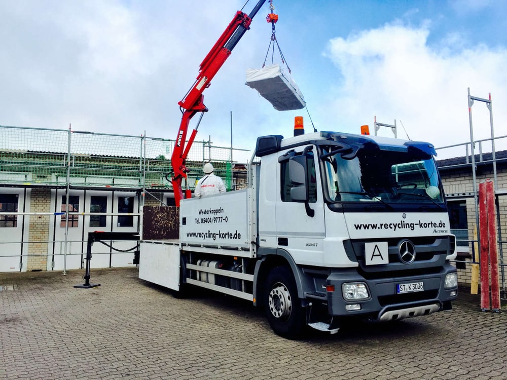 Asbestsanierung Hallendach (Materialtransport vom Dach mittels Ladekran)