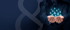 Eine Person in einem Anzug hält leuchtende Benutzer-Icons in ihren Händen.