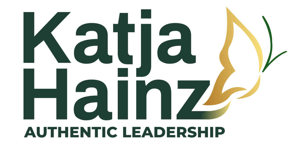 Logo: Katja Hainz, Authentic Leadership, mit goldenem Schmetterling.