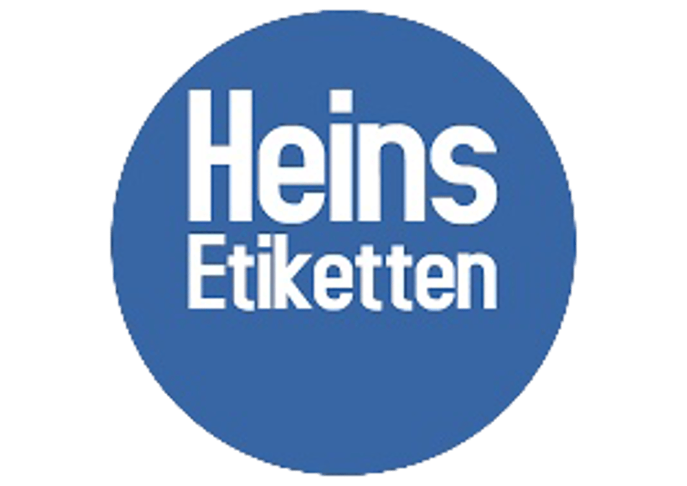 Die Buchstaben „RM“ in Cremeweiß auf grünem Hintergrund.