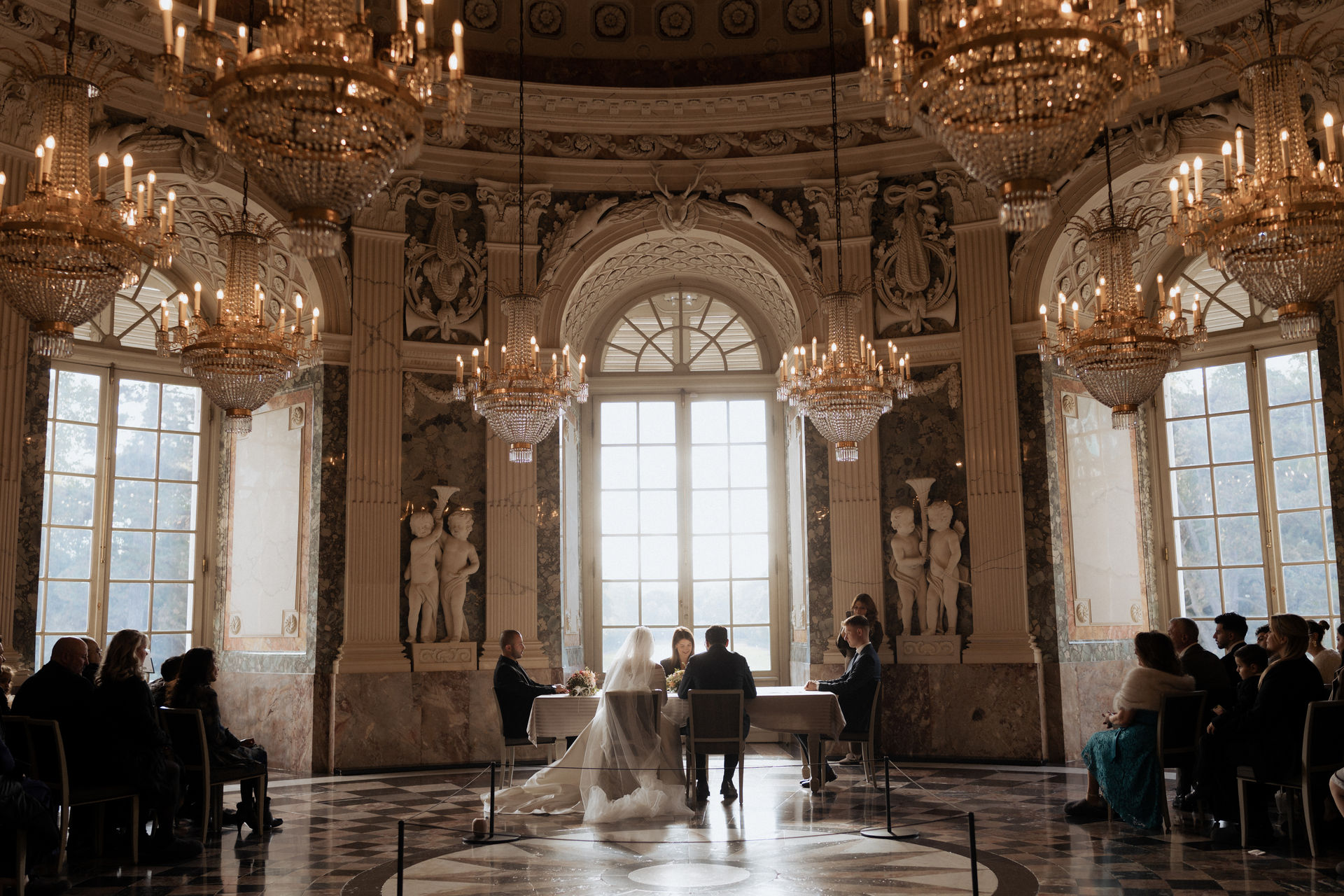 Standesamtliche Trauung im Kuppelsaal von Schloss Benrath in Düsseldorf mit Gästen.