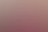 Lächelnde Frau in pinker Jacke lehnt an einem dunklen Konferenztisch in einem Raum mit Wandlampen.