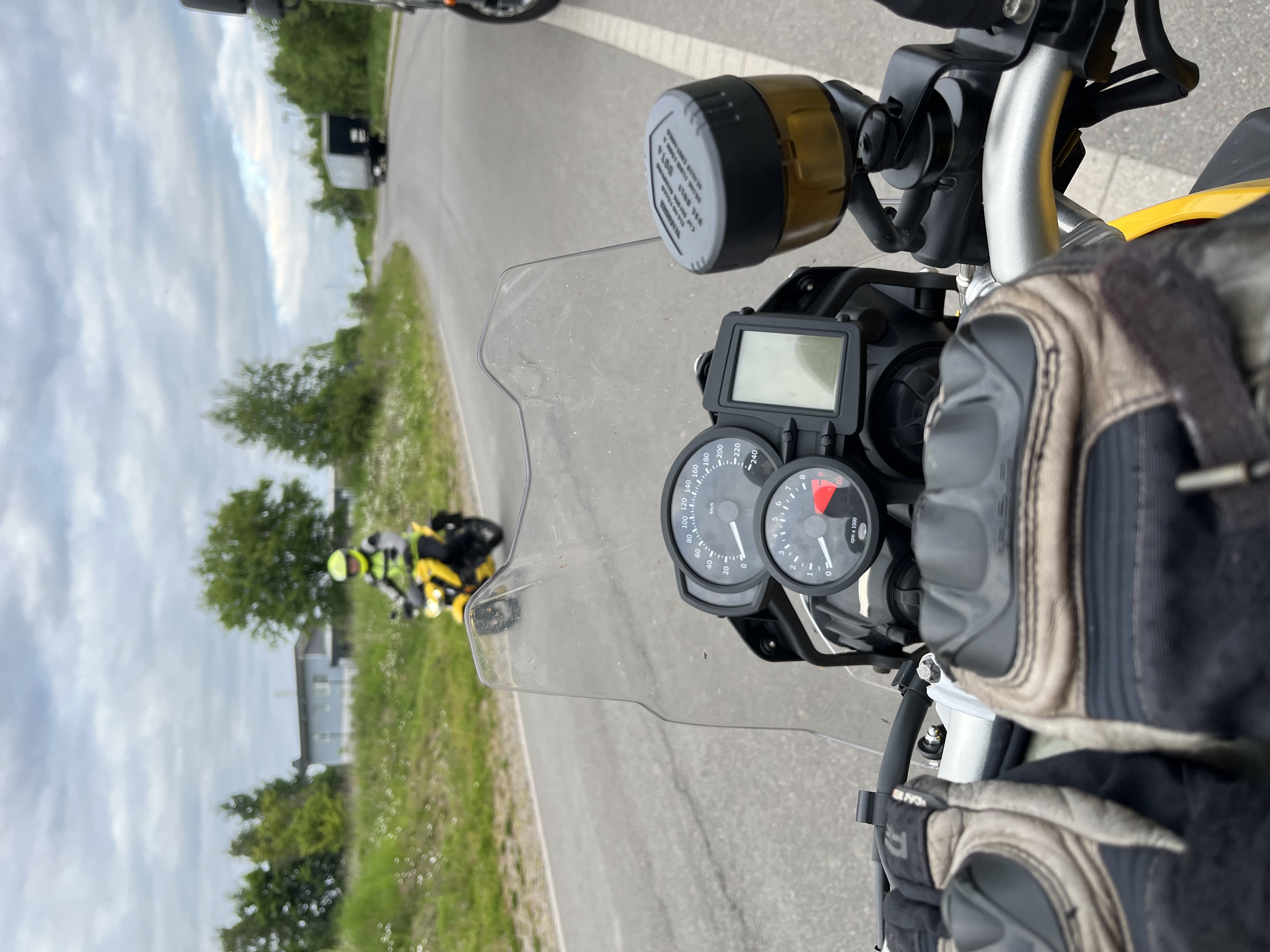 Motorrad auf einer Landstraße im Sauerland